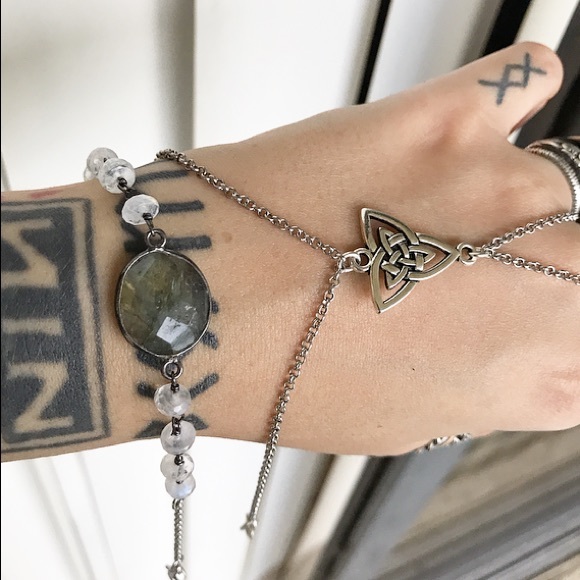Moonstone & labradorite celtic knot hand bracelet - Picture 6 of 8